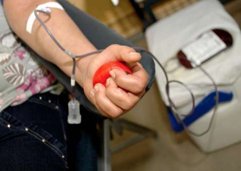 Vampirão do Hemoam realiza coleta de sangue em shopping de Manaus