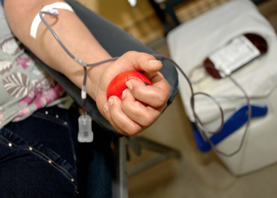 Vampirão do Hemoam realiza coleta de sangue em shopping de Manaus