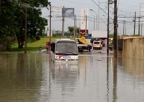 Chuva deixa avenida alagada e trânsito caótico em Manaus