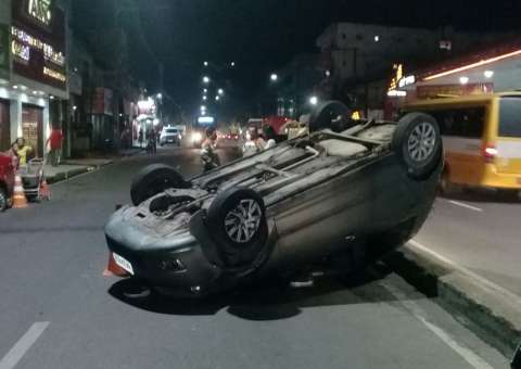 Acidente entre dois carros deixa feridos, em Manaus