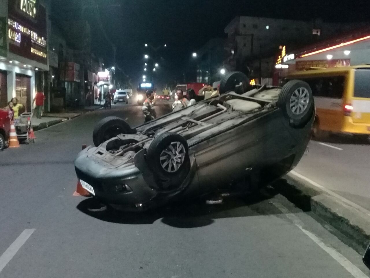 Acidente entre dois carros deixa feridos, em Manaus