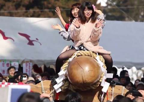 Mulheres recém-casadas vão para 'Festival do Pênis' para dar sorte