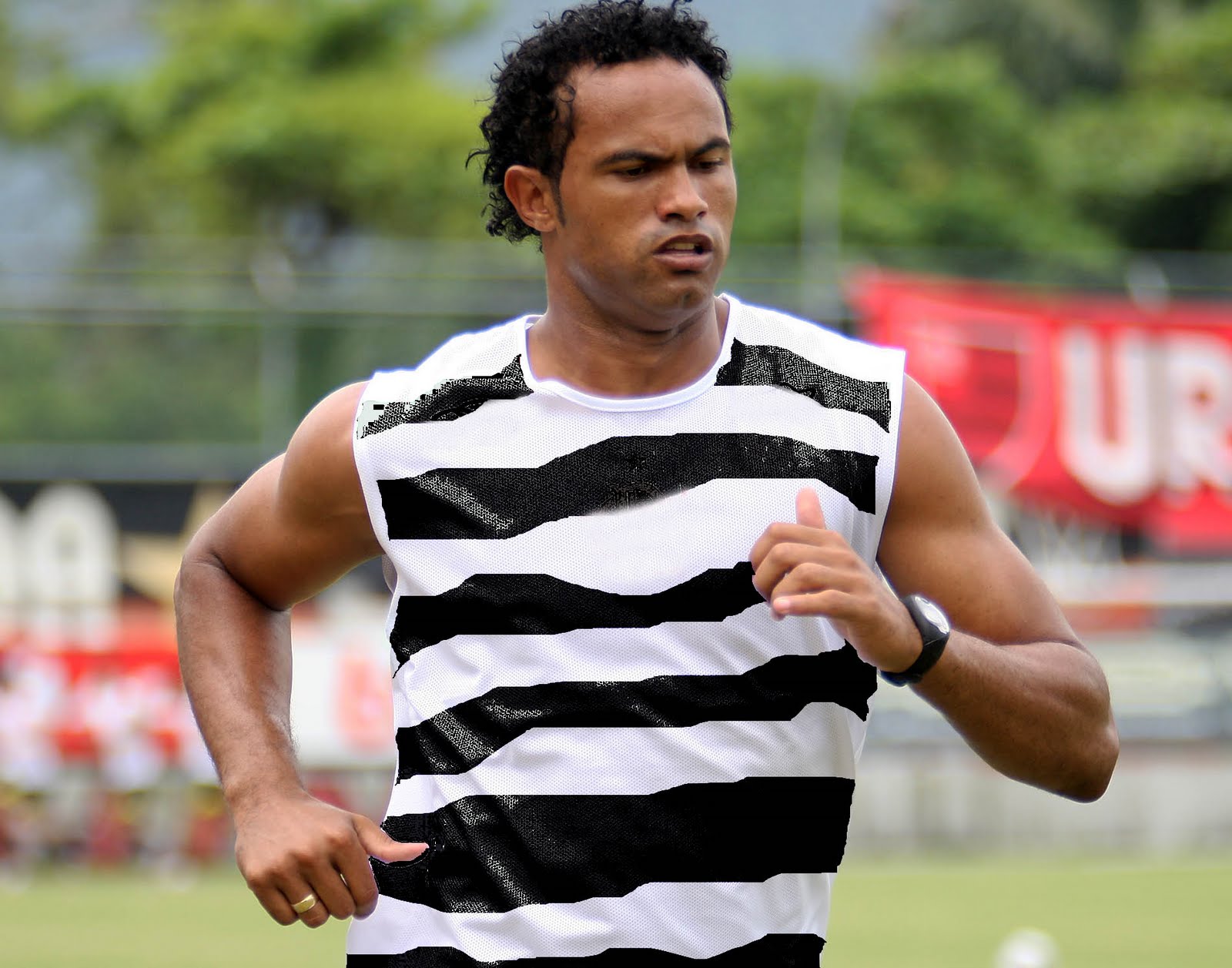 Goleiro Bruno vai precisar de quase dois meses para entrar em forma