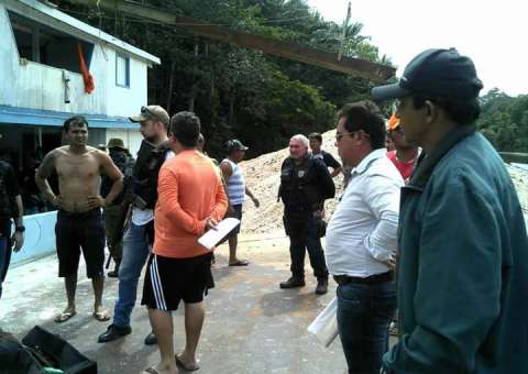 Operação da PF apreende balsas de prefeito por exploração legal de seixo no Am