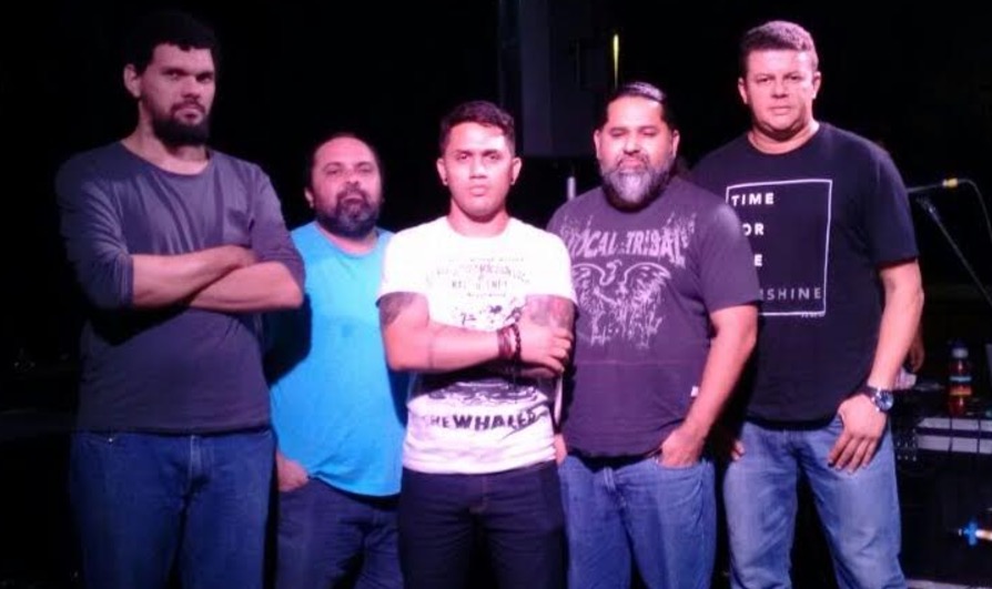 Banda Official 80 toca clássicos do rock no pub Os Intocáveis
