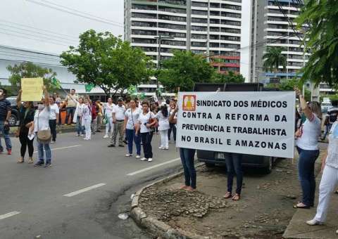 Servidores públicos de Manaus protestam contra reforma da Previdência  