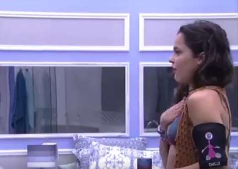 BBB17: Elettra pergunta se já rolou sexo na casa e Emilly mente na cara dura