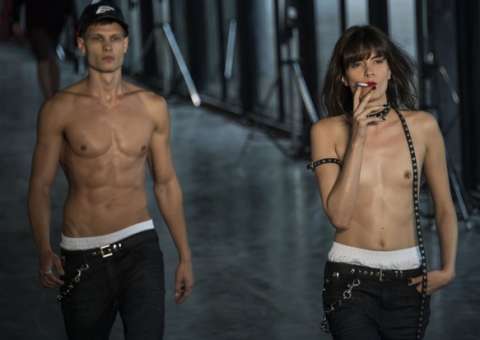 Modelo causa ao desfilar com seios de fora no São Paulo Fashion Week