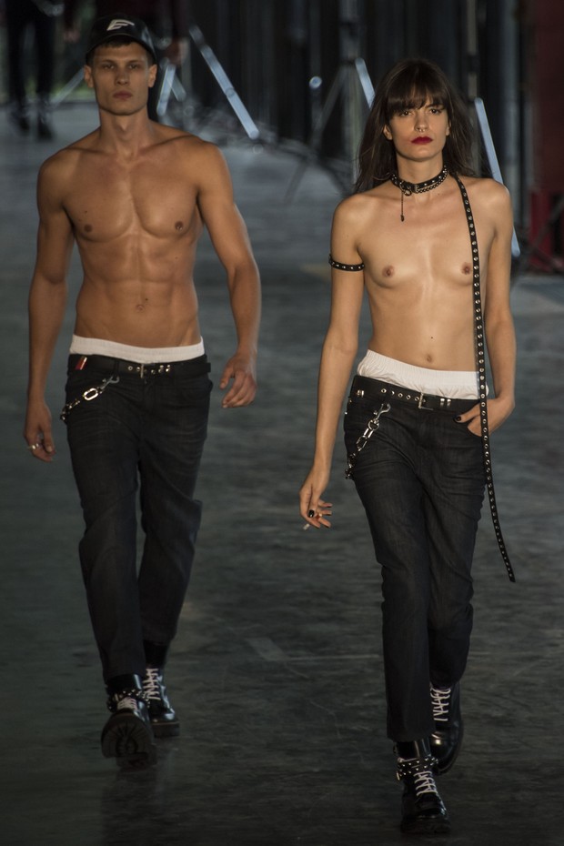 Modelo causa ao desfilar com seios de fora no São Paulo Fashion Week
