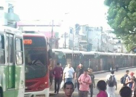 Trânsito fica caótico no Centro durante protesto em Manaus