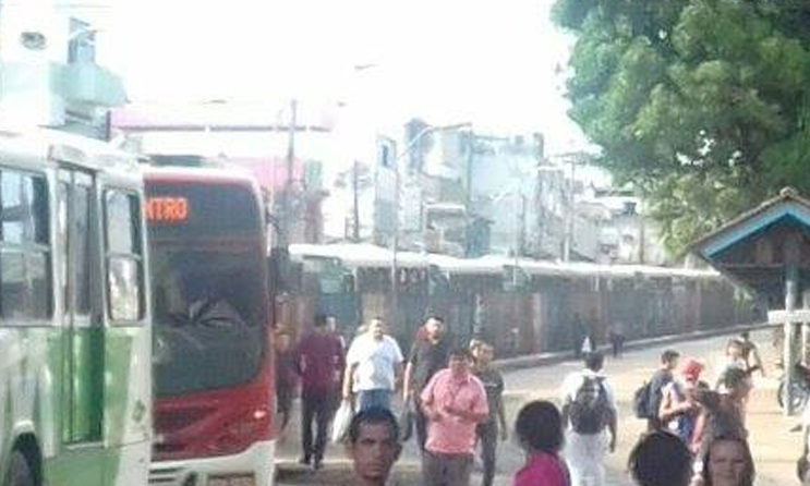 Trânsito fica caótico no Centro durante protesto em Manaus