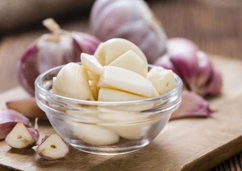  Alho blinda seu organismo contra doenças e alivia até TPM