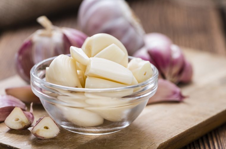  Alho blinda seu organismo contra doenças e alivia até TPM