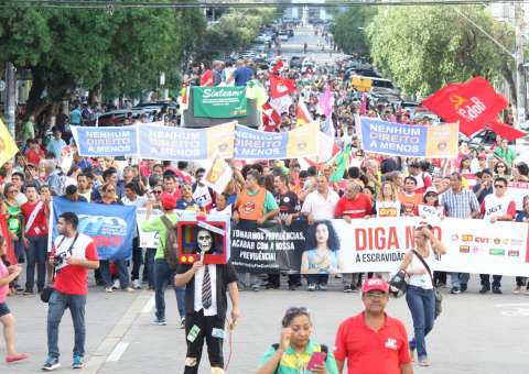 Populares lotam centro de Manaus em manifestação contra a Reforma da Previdência