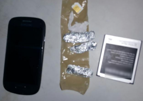 Homem é preso ao tentar entrar em presídio com drogas e celular escondidos em caixa de sabão