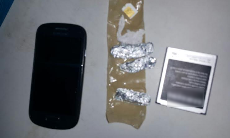 Homem é preso ao tentar entrar em presídio com drogas e celular escondidos em caixa de sabão