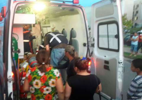 Homem vai fazer 'gato' e cai de poste após ser eletrocutado em Manaus