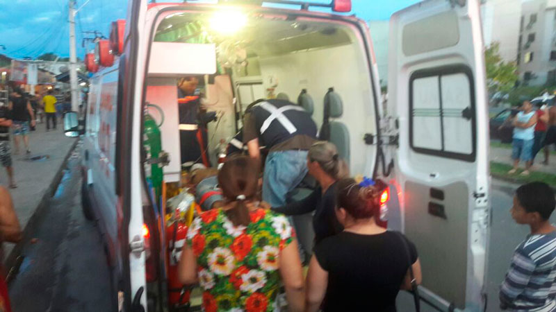 Homem vai fazer 'gato' e cai de poste após ser eletrocutado em Manaus