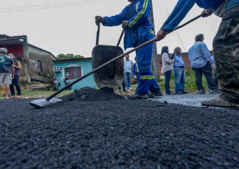 Ruas da comunidade Parque das Garças recebem asfalto pela primeira vez  