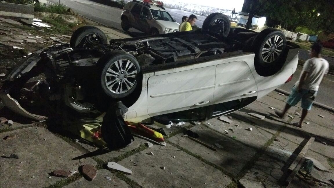 Assustados com a polícia, suspeitos de assalto capotam carro em Manaus 