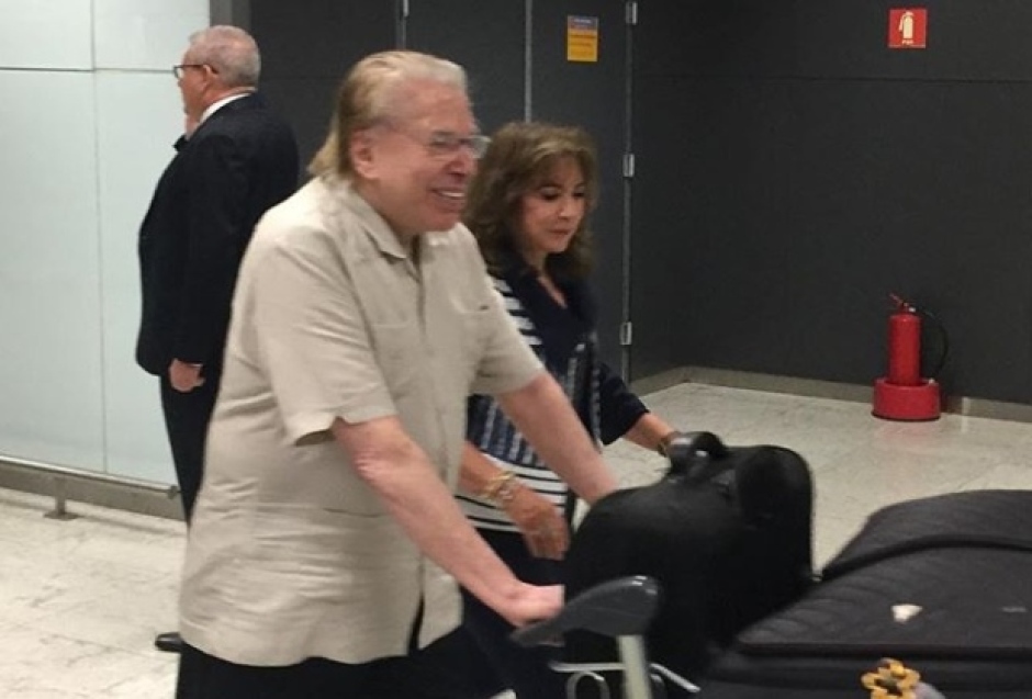 Após 3 meses de férias no exterior, Silvio Santos retorna ao Brasil com visual diferente
