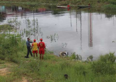 Com corda no pescoço, corpo é encontrado dentro de igarapé em Manaus  