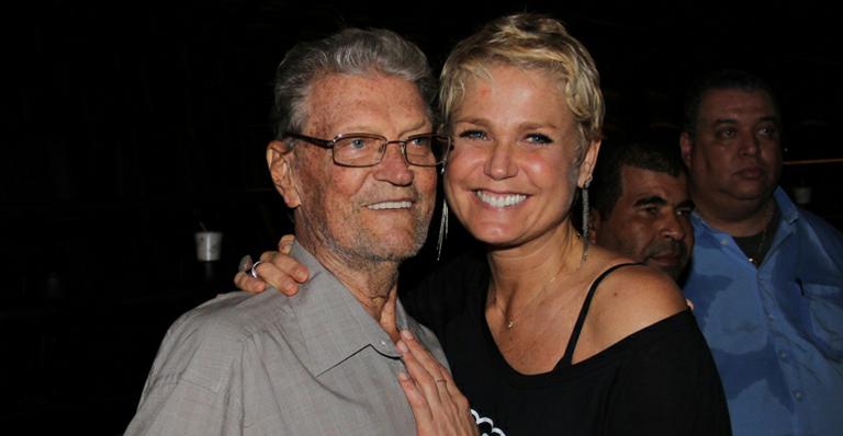 Pai de Xuxa entra em coma e apresentadora diz que erraram medicamento
