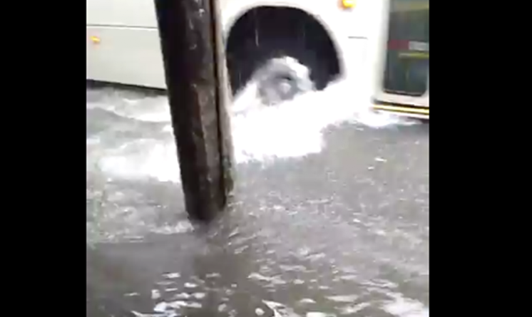 Vídeos: Paradas de ônibus no Centro e avenidas ficam alagadas durante forte chuva em Manaus