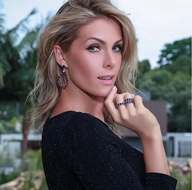 Tamanho da sala de Ana Hickmann choca internautas e vira piada na internet