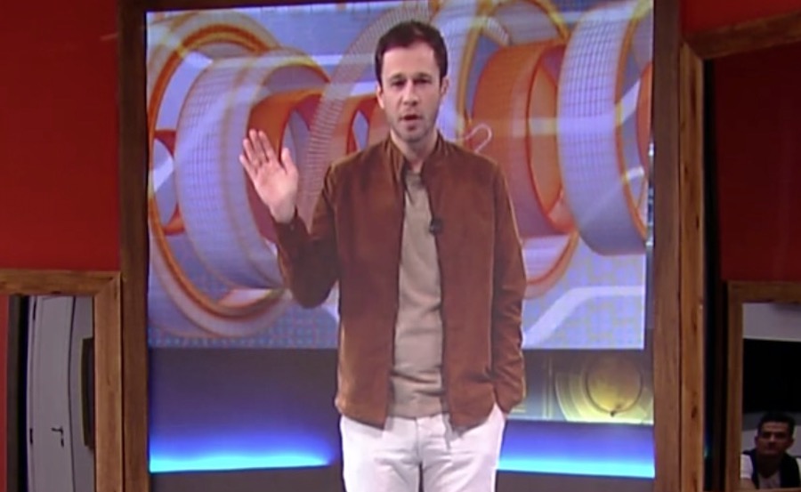 Tiago Leifert dá bronca em brothers após chegada de participante 
