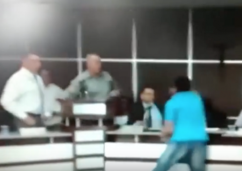 Vídeo: Homem invade câmara de vereadores e dá tapa na cara de presidente