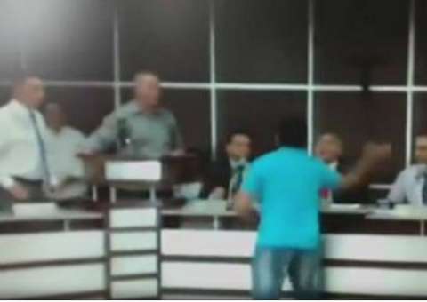 Morador invade câmara e dá tapa na cara de presidente; Vídeo