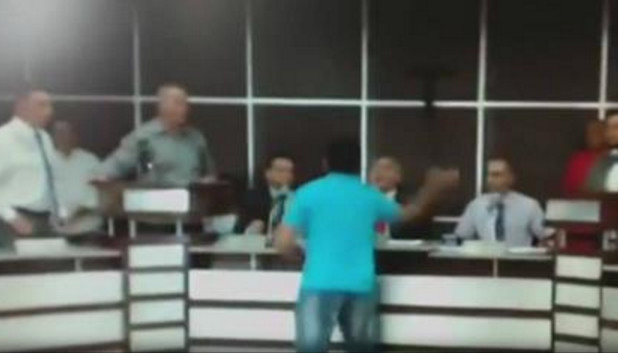 Morador invade câmara e dá tapa na cara de presidente; Vídeo