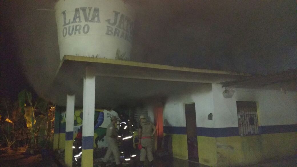 Galpão de lava-jato pega fogo e assusta moradores em Manaus 