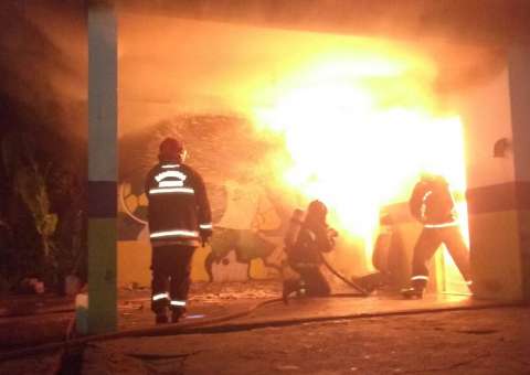 Galpão de lava-jato pega fogo e assusta moradores em Manaus 