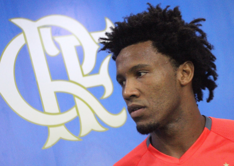 Após derrota na Libertadores, jogador do Flamengo é vítima de racismo na internet