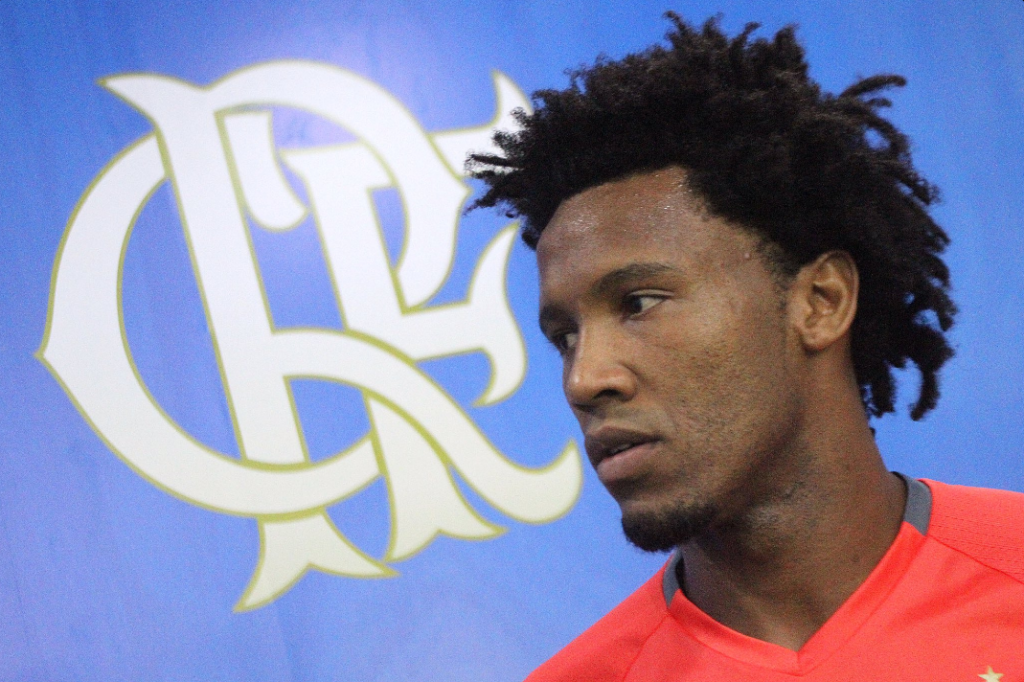 Após derrota na Libertadores, jogador do Flamengo é vítima de racismo na internet