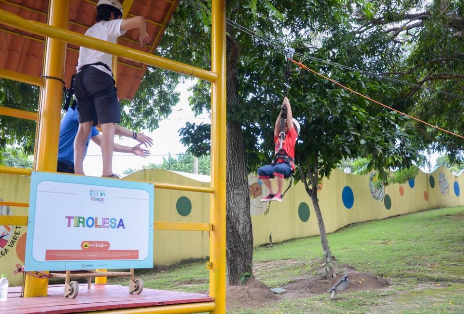 Tirolesa e cinema fazem a alegria da garotada no Parque Cidade da Criança 