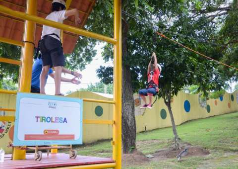 Tirolesa e cinema fazem a alegria da garotada no Parque Cidade da Criança 