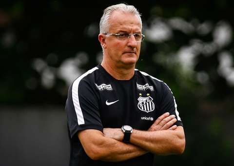 Técnico do Santos se irrita com provocação de torcedor e dispara: ''Não sei porque vem a campo' 