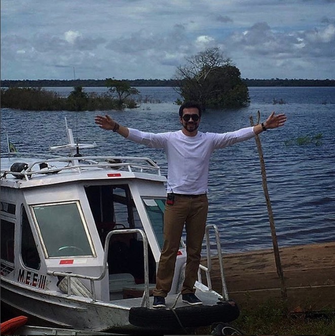 No Amazonas, padre Fábio de Melo recria cena do Titanic