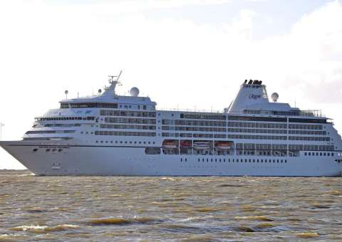 Navio Seven Seas Mariner atraca no Porto de Manaus e Seabourn Quest se despede da cidade