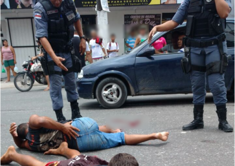 Assaltantes são atropelados por táxi durante perseguição policial em Manaus
