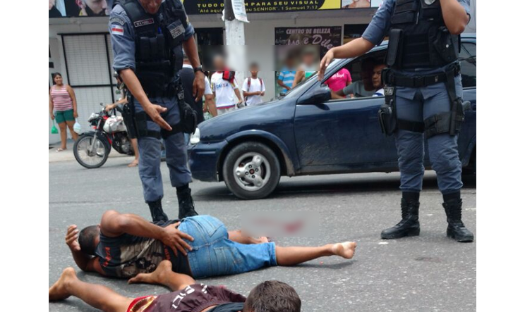 Assaltantes são atropelados por táxi durante perseguição policial em Manaus