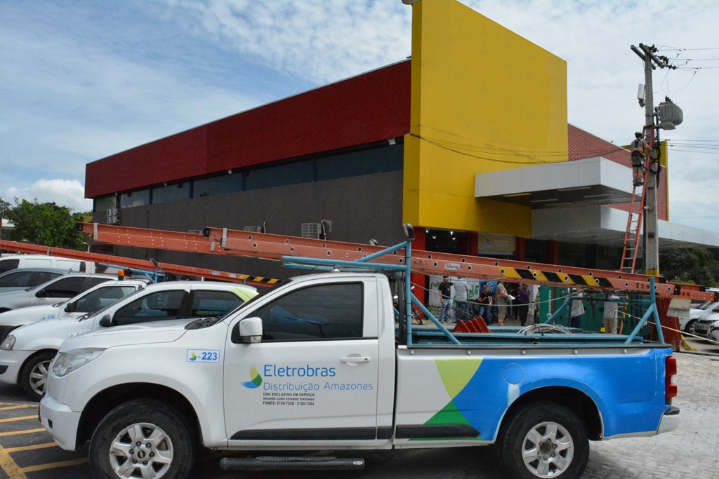 Supermercado é flagrado com 'gato' de energia em Manaus