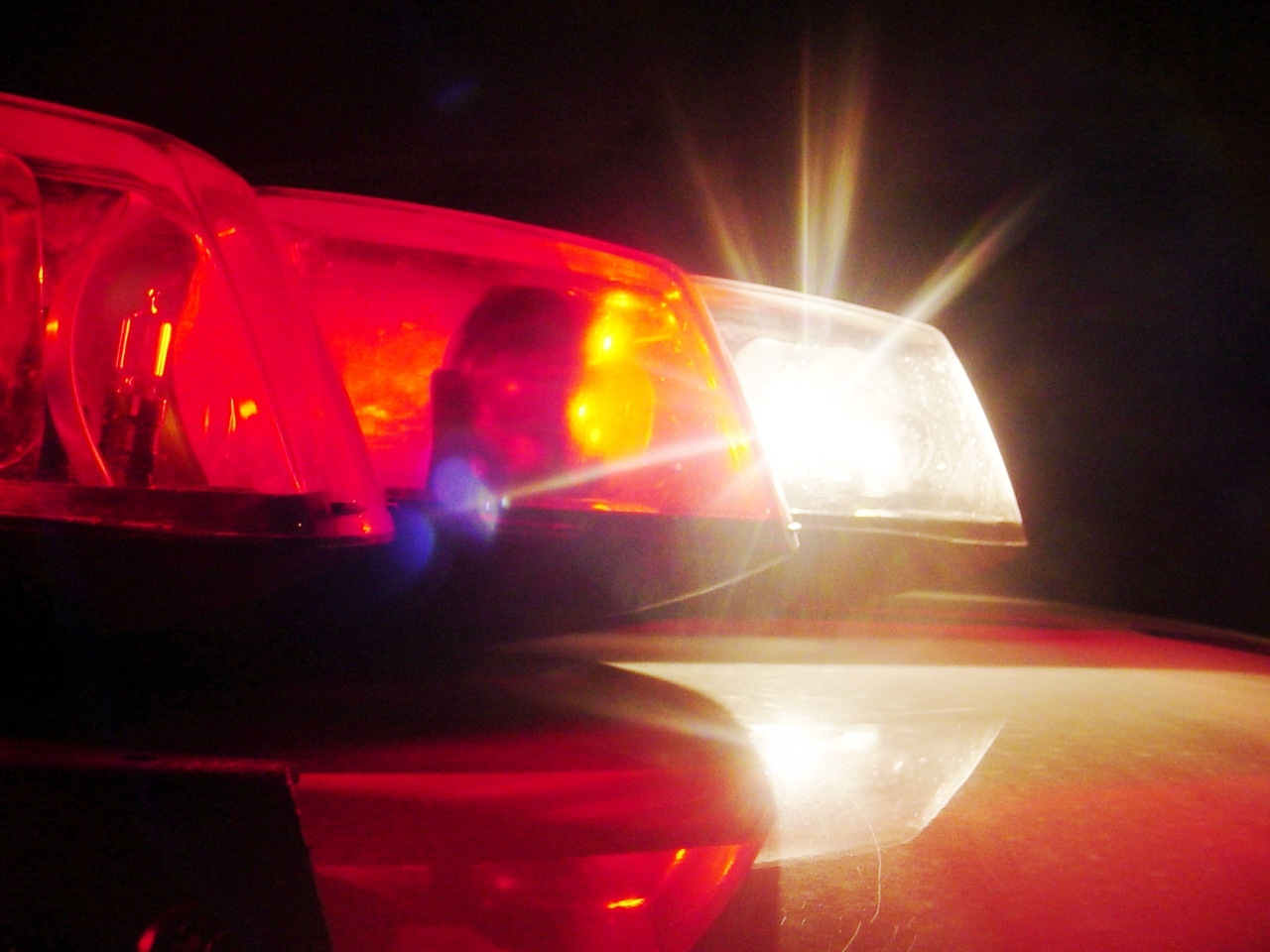 PM é alvejado nas costas após trio invadir casa para roubar em Manaus