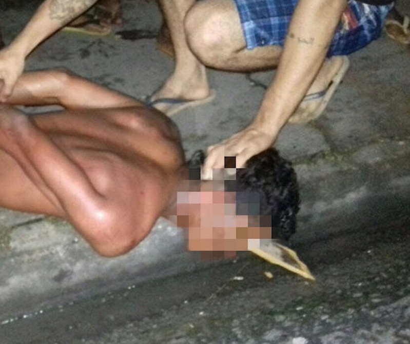 Populares espancam e tiram roupa de bandido que tentou assaltar lan house em Manaus 