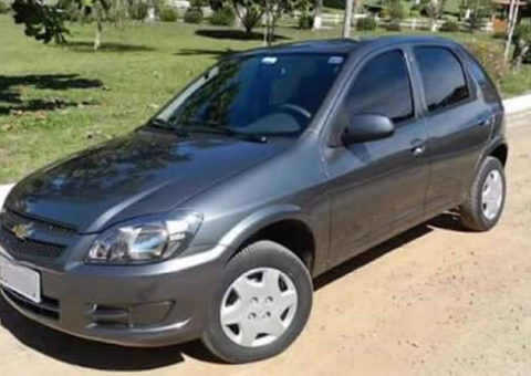 Dupla rouba carro na frente de residência em Manaus