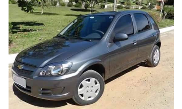 Dupla rouba carro na frente de residência em Manaus