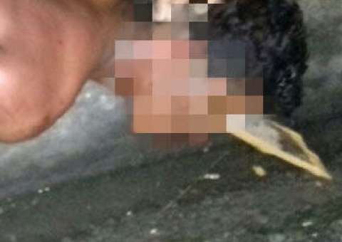 Populares espancam e tiram roupa de bandido que tentou assaltar lan house em Manaus 